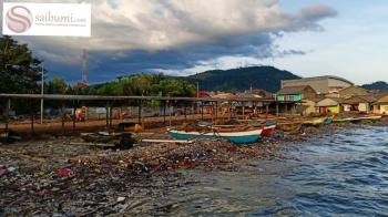 Musim Penghujan, Ekosistem Rusak Sampah Kiriman Selimuti Pesisir Pantai 